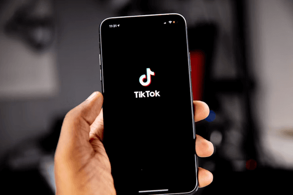 Trump Advances TikTok Deal as Deadline Nears